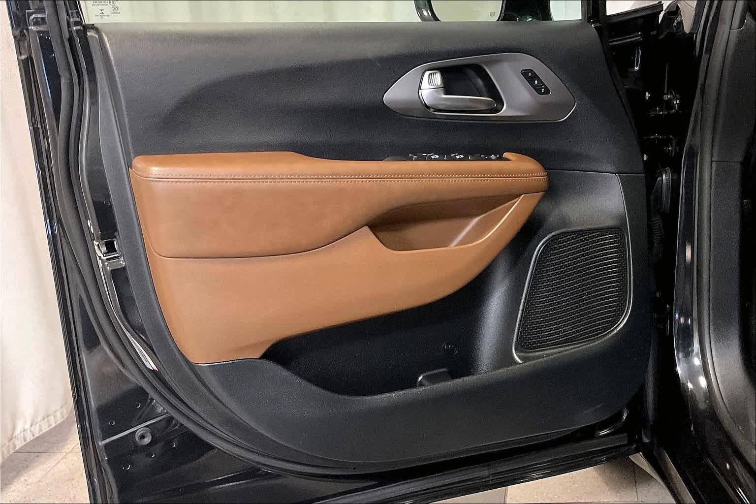 2019 Chrysler Pacifica Limited - Photo 9