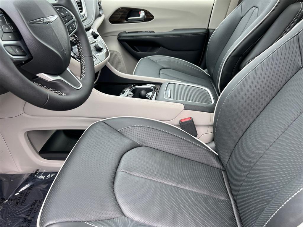 2023 Chrysler Pacifica Hybrid Limited - Photo 14