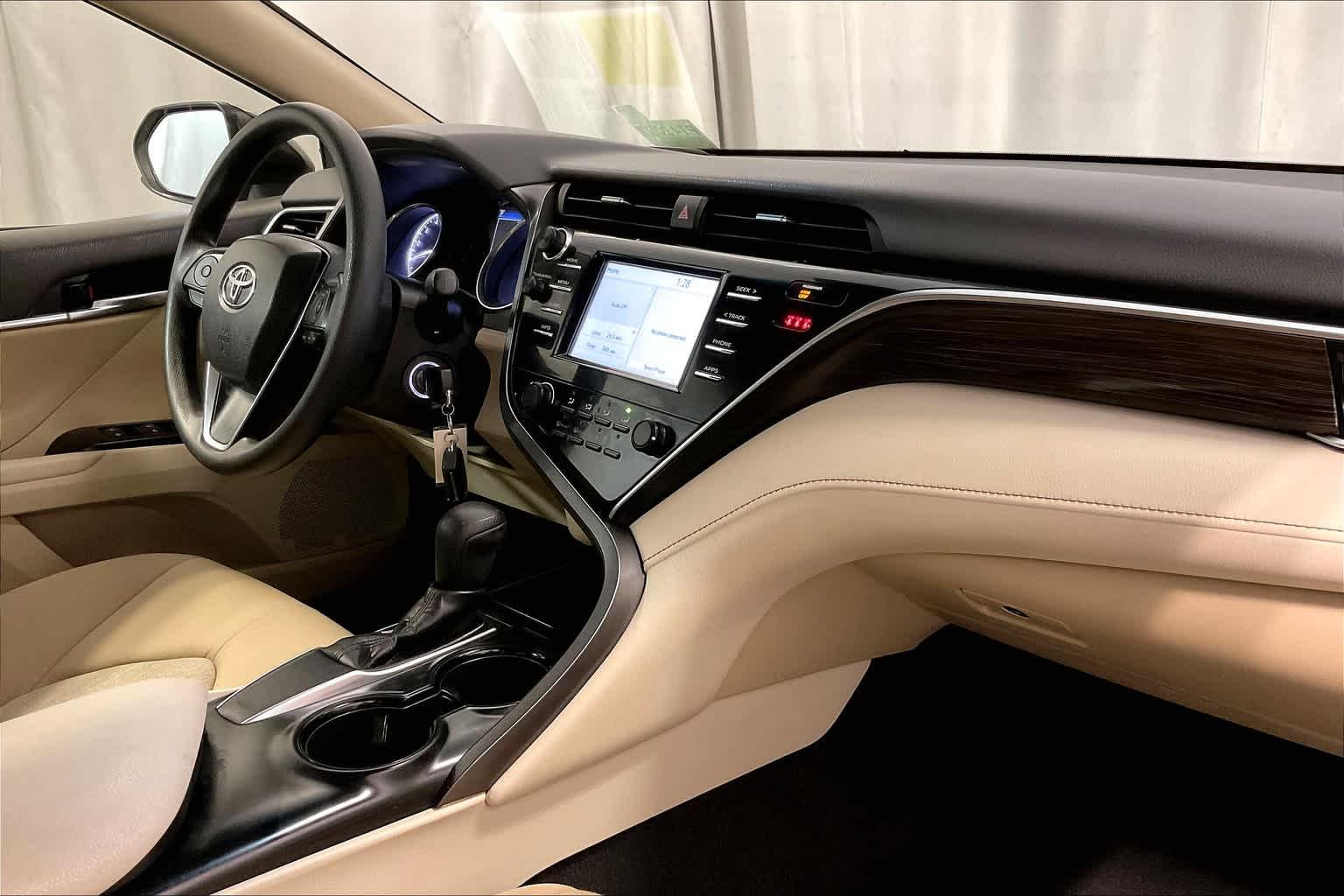 2018 Toyota Camry LE - Photo 14