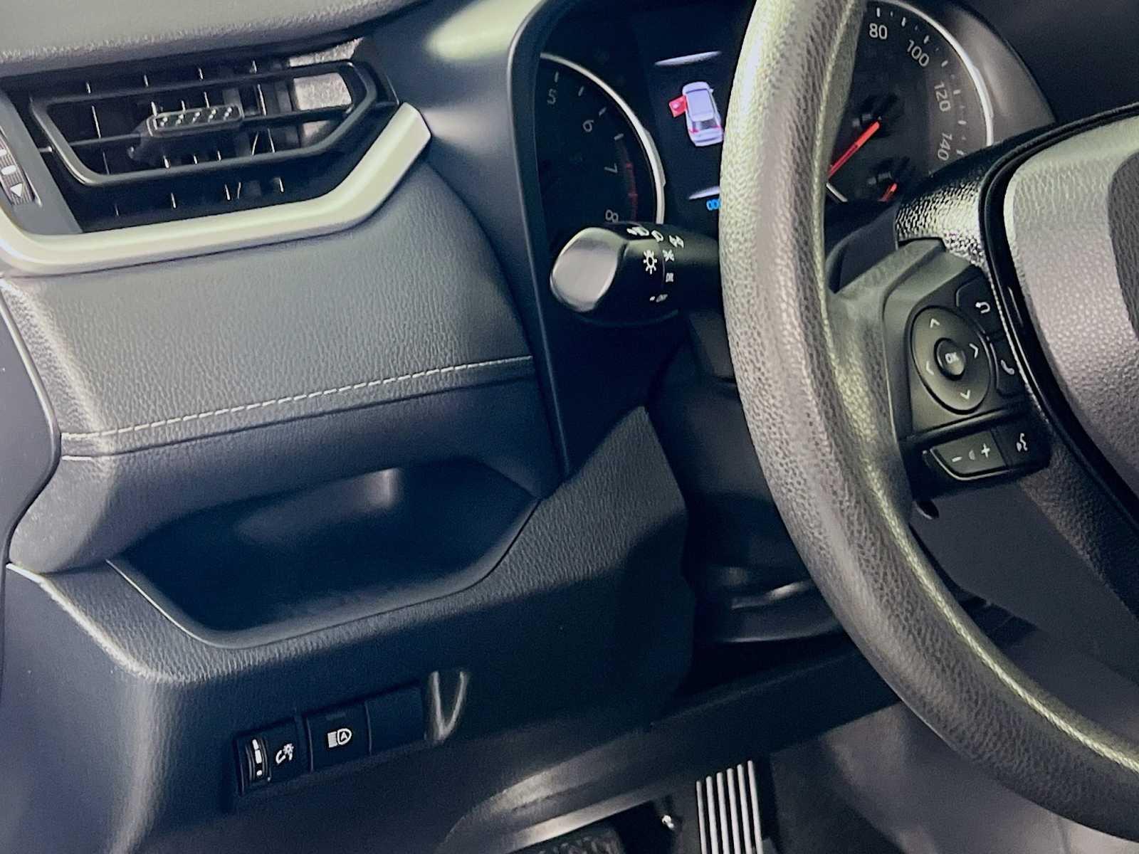 2019 Toyota RAV4 LE - Photo 10