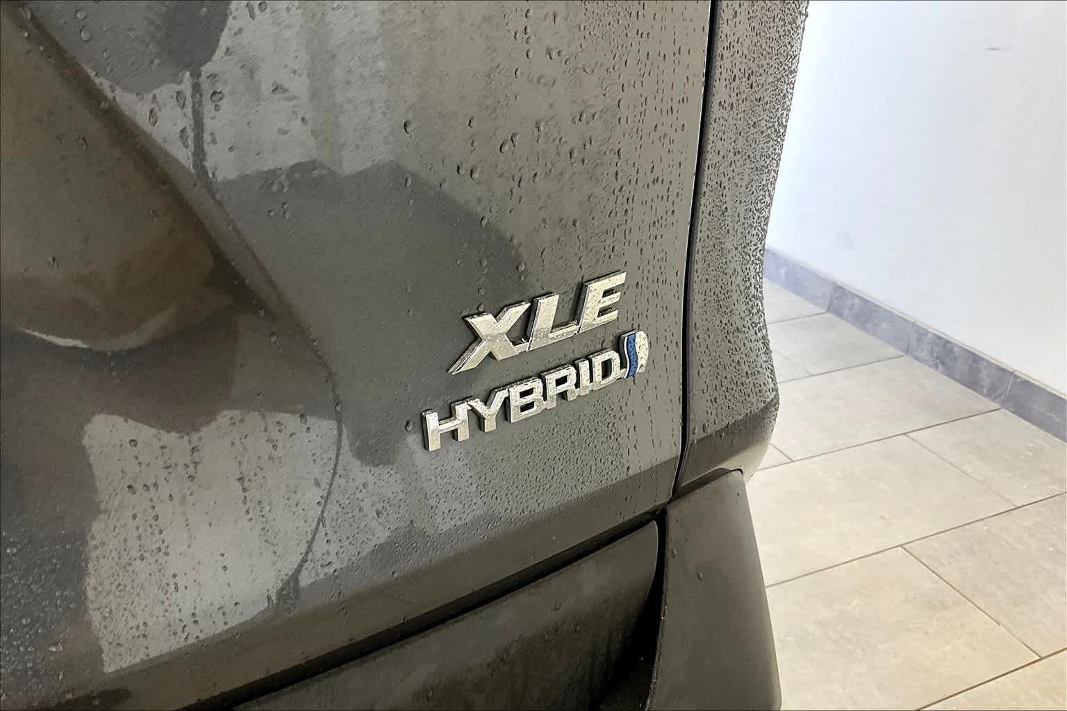 2021 Toyota RAV4 Hybrid XLE - Photo 28
