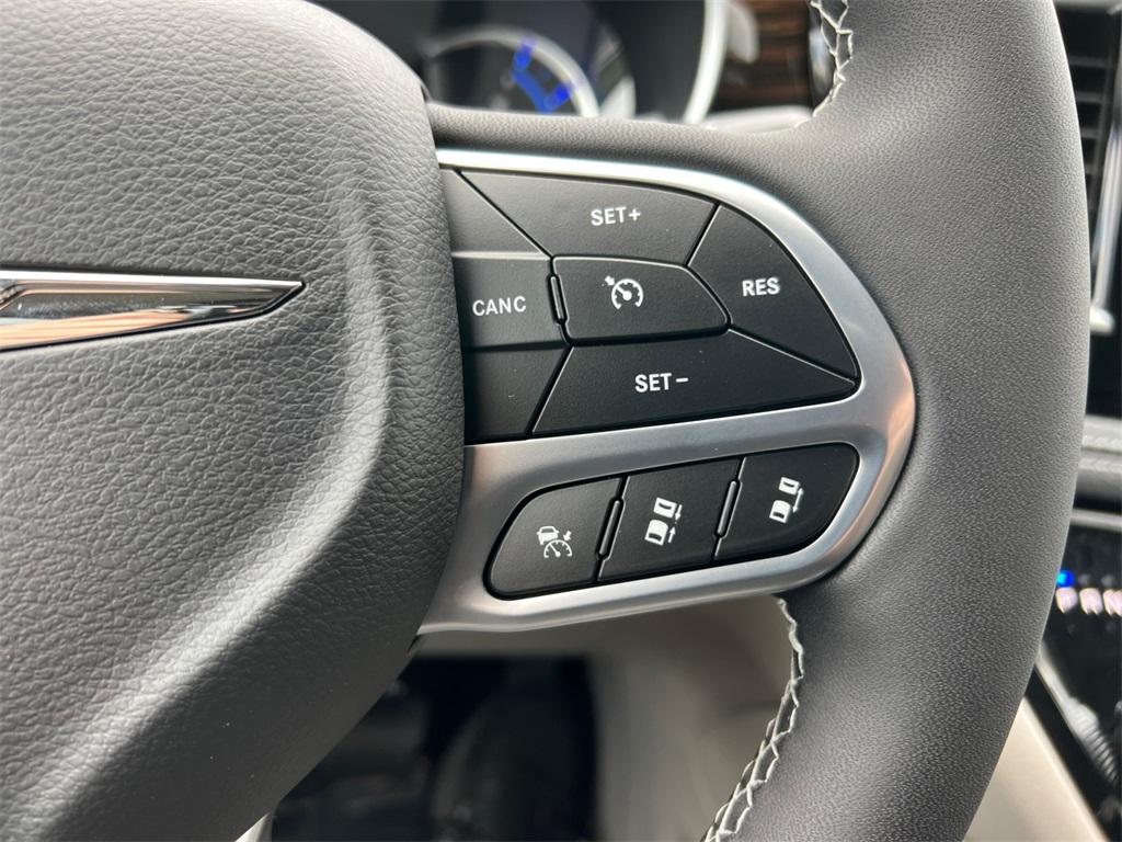 2023 Chrysler Pacifica Hybrid Limited - Photo 11